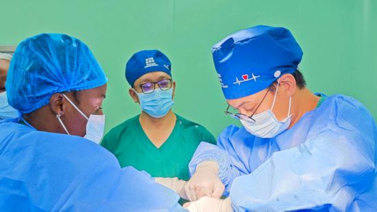 中国援赤道几内亚医疗队完成定期巡诊后首批手术