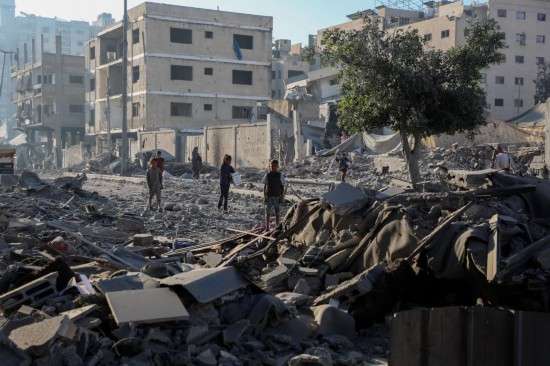 这是10月29日在加沙城一处遭以色列军队空袭后的废墟旁拍摄的巴勒斯坦儿童。新华社发(里泽克·阿卜杜勒贾瓦德摄)