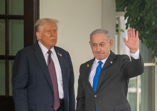 9月29日,在美国首都华盛顿白宫,美国总统特朗普(左)迎接到访的以色列总理内塔尼亚胡。新华社记者胡友松摄