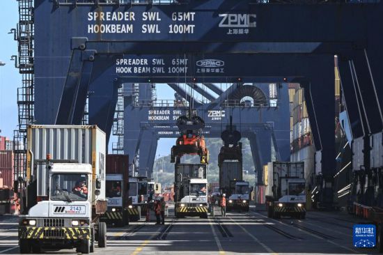 11月18日，在智利圣安东尼奥港，工人们正在进行装卸作业。新华社发（豪尔赫·比列加斯摄）