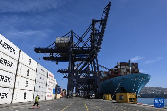 这是11月18日在智利圣安东尼奥港拍摄的服务于“车厘子快线”的货轮。新华社发（豪尔赫·比列加斯摄）