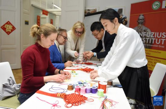 11月21日，人们在奥地利格拉茨大学孔子学院体验制作中国结。