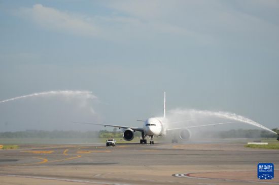12月4日，中国东方航空公司执行MU745航班抵达阿根廷首都布宜诺斯艾利斯埃塞萨国际机场后通过“水门”。新华社记者 张铎 摄