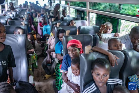 12月5日，在卢旺达布加拉马，来自刚果（金）的民众乘车前往难民营。新华社发（扎内姆·内蒂·扎伊迪摄）