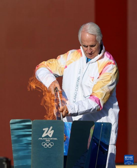 12月6日，米兰冬奥会组委会主席乔瓦尼·马拉戈在火炬传递前点燃火种盆。新华社记者 李京 摄