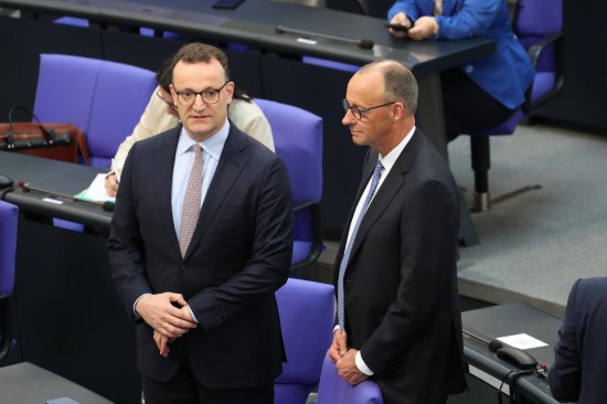 5月6日，在德国首都柏林的国会大厦，默茨（右）在第二轮投票议程中。新华社记者杜哲宇摄