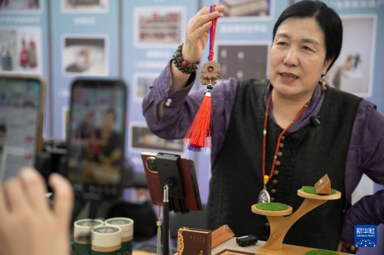 12月20日，一名手工艺人直播展示香薰工艺品。新华社记者 连振 摄