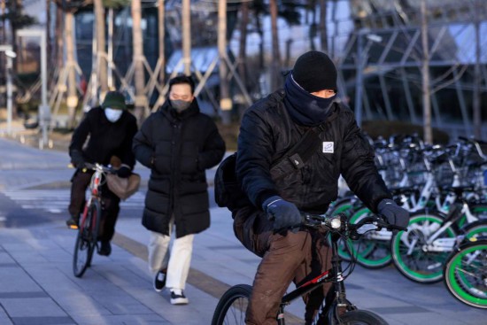线上考试疑用AI 韩国高校再曝集体作弊丑闻（韩国大学线上考试）
