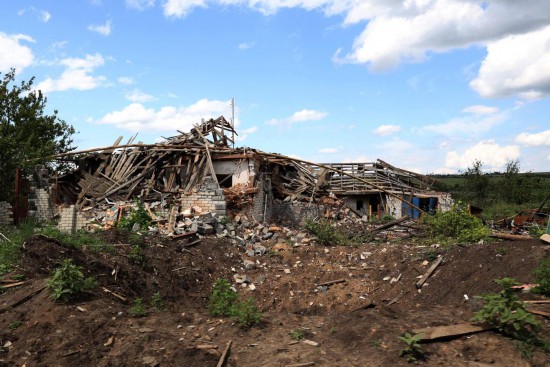 资料图片：谢韦尔斯克附近被战火破坏的村庄。法新社