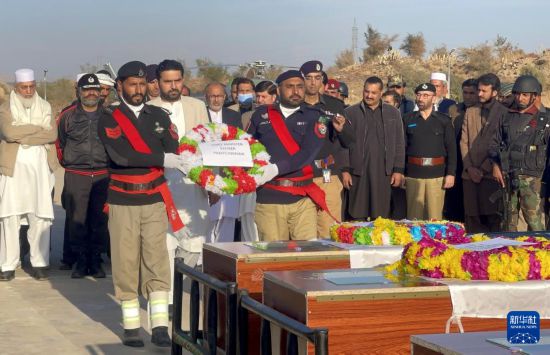 12月23日，在巴基斯坦西北部开伯尔－普什图省格勒格地区，警察和政府官员参加殉职警察的葬礼（手机照片）。新华社发