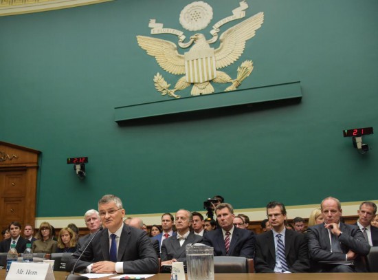 图为2015年10月8日，在美国首都华盛顿，时任大众汽车集团美国分公司总裁兼首席执行官迈克尔·霍恩在美国国会众议院能源和商务委员会举行的听证会上作证。新华社记者鲍丹丹摄