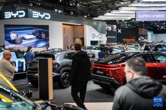 1月10日，在比利时2026布鲁塞尔车展上，中国电动汽车展区吸引了许多观众。新华社记者 彭子洋 摄