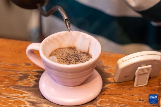 咖啡师在老挝首都万象一家咖啡店制作咖啡（2025年12月22日摄）。新华社发（凯乔摄）