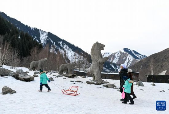 1月11日，在哈萨克斯坦阿拉木图市郊，人们在白雪覆盖的山地游玩。新华社记者 李任滋 摄