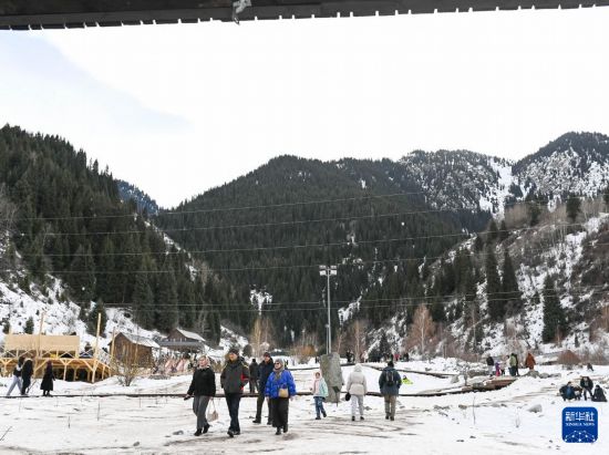 1月11日，在哈萨克斯坦阿拉木图市郊，人们在白雪覆盖的山地游玩。新华社记者 李任滋 摄