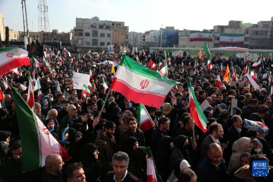 1月12日，在伊朗首都德黑兰，人们参加集会。新华社记者 沙达提 摄