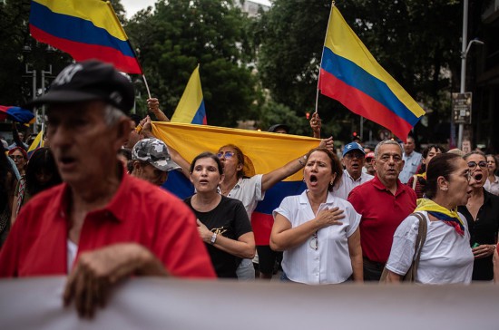 1月7日，哥伦比亚库库塔，数千名哥伦比亚民众在西蒙·玻利瓦尔大桥举行集会，支持总统佩特罗捍卫国家主权。（视觉中国）