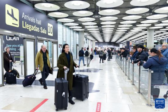 　1月15日，旅客抵达西班牙马德里巴拉哈斯机场。新华社发（古斯塔沃·巴连特摄）