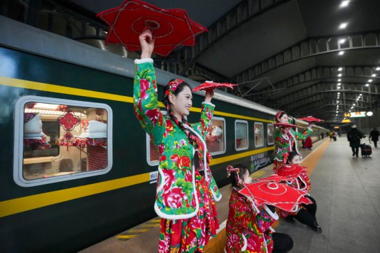 演职人员在哈尔滨火车站站台上为旅客展示东北民俗表演（2025年12月22日摄）。新华社记者 王松 摄