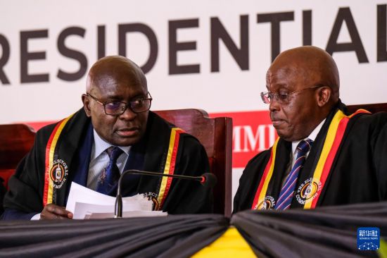 1月17日，在乌干达首都坎帕拉国家计票中心，乌干达选举委员会主席西蒙·比亚巴卡马（左）宣布总统选举结果。新华社发（阿佳拉·纳瓦达摄）