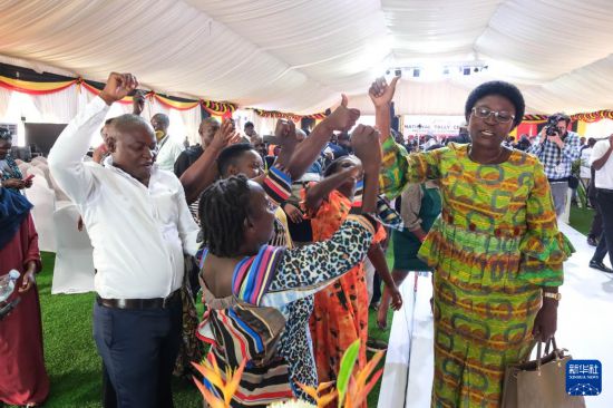 1月17日，在乌干达首都坎帕拉国家计票中心，执政党全国抵抗运动成员庆祝穆塞韦尼赢得总统选举。新华社发（阿佳拉·纳瓦达摄）