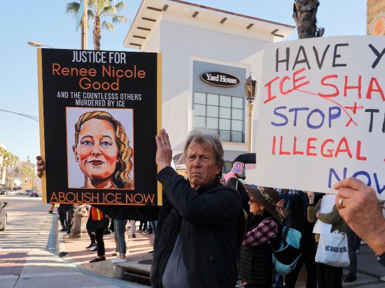 美国反暴力移民执法抗议持续 两派示威者爆发冲突（美国反移民法案）