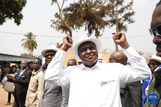 1月19日,在中非共和国首都班吉,中非共和国总统图瓦德拉在总统选举最终结果公布后向公众致意。新华社发