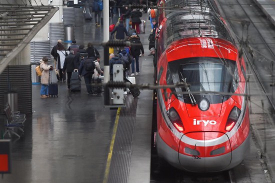 这是1月21日在西班牙马德里阿托查车站拍摄的高铁列车。新华社发（古斯塔沃·巴连特摄）