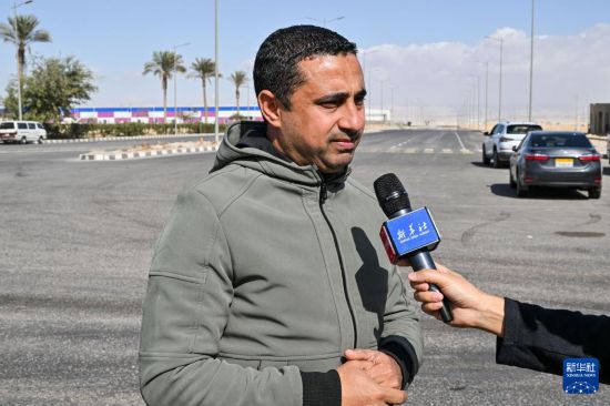 1月19日，在埃及苏赫奈泉，埃及泰达特区开发公司建设部经理艾哈迈德·巴基接受采访。新华社记者 辛梦晨 摄