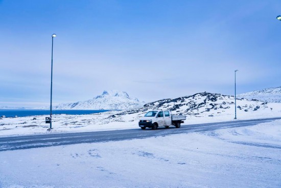 1月16日，一辆汽车行驶在丹麦自治领地格陵兰岛首府努克市郊。新华社发（安德斯·孔斯豪格摄）