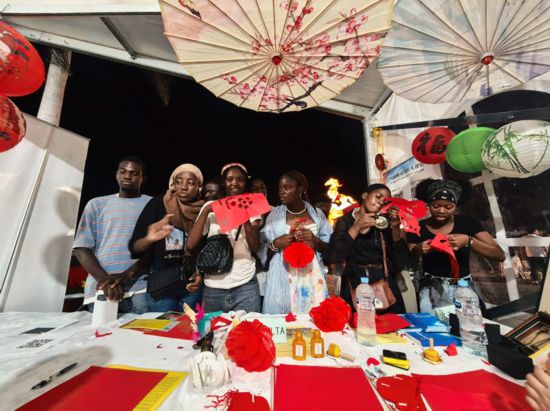 　　图为安哥拉民众在罗安达湾参加中国春节庙会。（中国驻安哥拉大使馆供图）