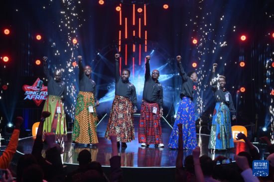 2025年12月29日，在肯尼亚内罗毕举行的音乐选秀节目《唱响非洲》决赛录制现场，进入决赛的前五名选手及组合身穿“马面裙”样式的演出服登台表演。新华社记者 杨光 摄