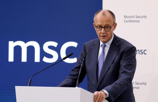 2月13日,在德国慕尼黑,德国总理默茨在第62届慕尼黑安全会议开幕式上致辞。新华社记者李颖摄