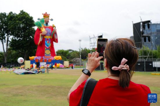 通讯丨合搭彩灯 共庆新春