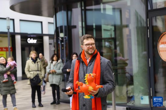 2月21日，在德国哈瑙市，哈瑙市副市长马克西米利安·比耶里在活动现场致辞。新华社记者 刘向 摄