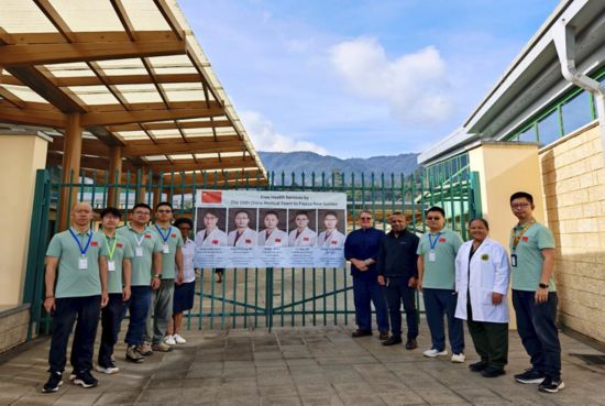 3月13日，第15批援巴布亚新几内亚中国医疗队义诊队员与恩加省医院领导合影。（医疗队供图）