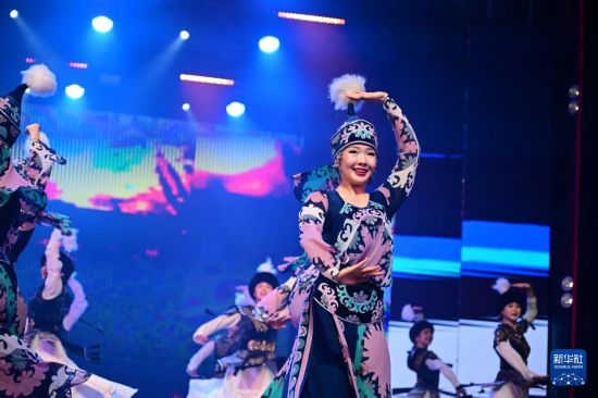 3月24日，在吉尔吉斯斯坦首都比什凯克，演员在开幕式上表演舞蹈。新华社记者 李任滋 摄