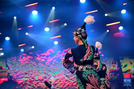 3月24日，在吉尔吉斯斯坦首都比什凯克，演员在开幕式上表演舞蹈。新华社记者 李任滋 摄