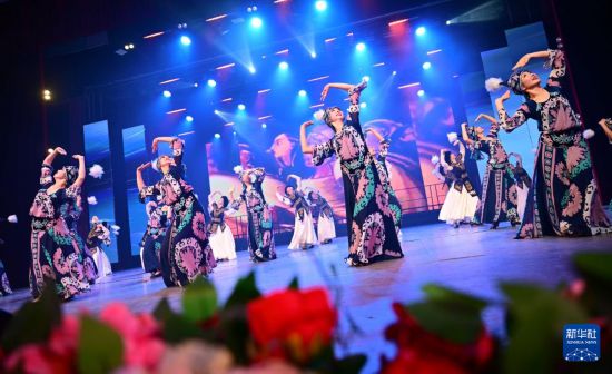 3月24日，在吉尔吉斯斯坦首都比什凯克，演员在开幕式上表演舞蹈。新华社记者 李任滋 摄