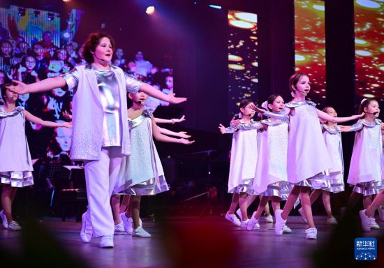 3月24日，在吉尔吉斯斯坦首都比什凯克，小演员在开幕式上表演舞蹈。新华社记者 李任滋 摄