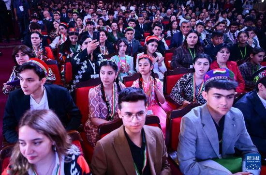 3月24日，在吉尔吉斯斯坦首都比什凯克，代表团成员出席开幕式。新华社记者 李任滋 摄