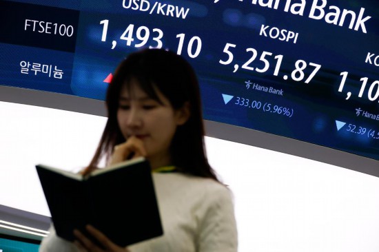 这是3月9日在韩国首尔一家银行拍摄的股指显示屏。新华社发(全休相摄)