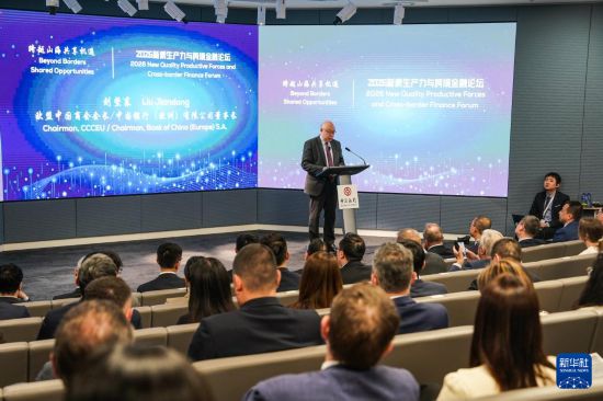 3月24日,欧盟中国商会会长刘坚东在卢森堡举行的2026新质生产力与跨境金融论坛上发言。新华社记者 彭子洋 摄