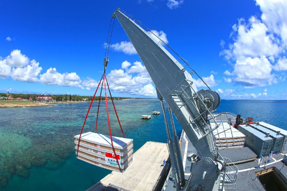 ↑赴汤加扩充输送救灾物质任务的中国舟师舰艇编队在努库阿洛法港卸载移动板房（2022年2月19日摄）。新华社发（薛成清 摄）