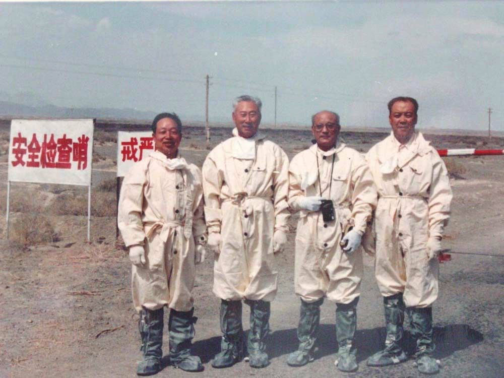 ↑一次核爆炸试验后，林俊德（左一）和参试东谈主员从试验场区完成取样任务后合影迷恋（尊府像片）。新华社发