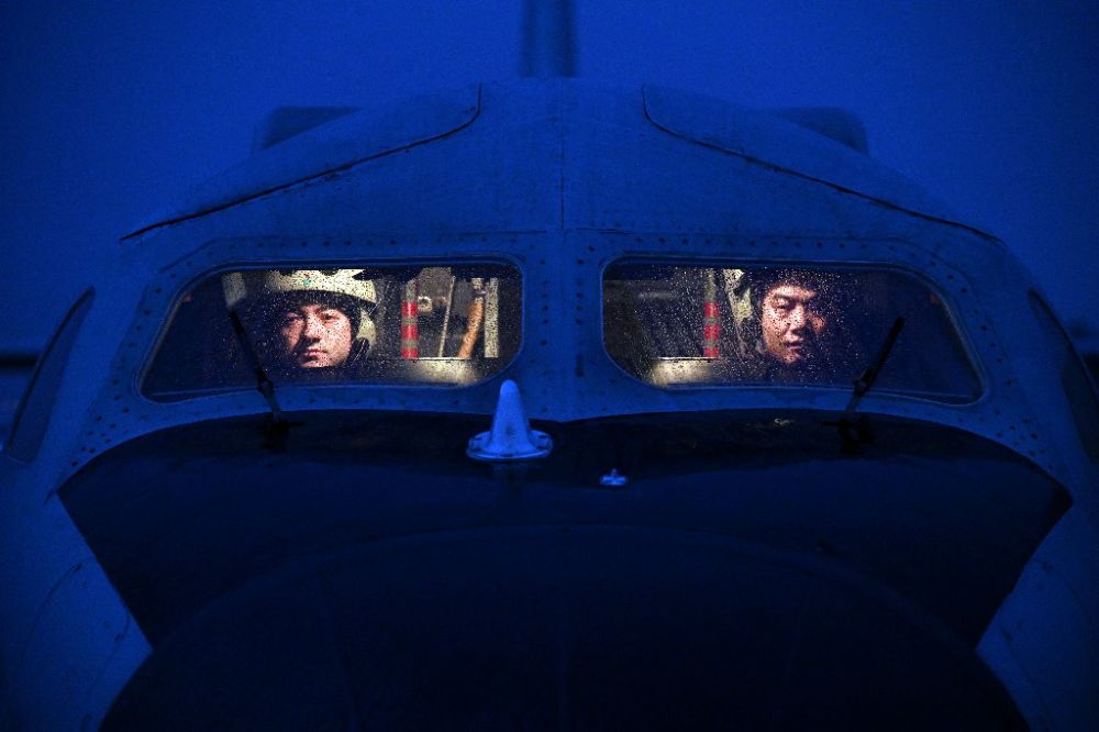 ↑空军航空兵某团翱游二大队翱游员准备夜间翱游（2023年2月17日摄）。新华社发（余红春 摄）
