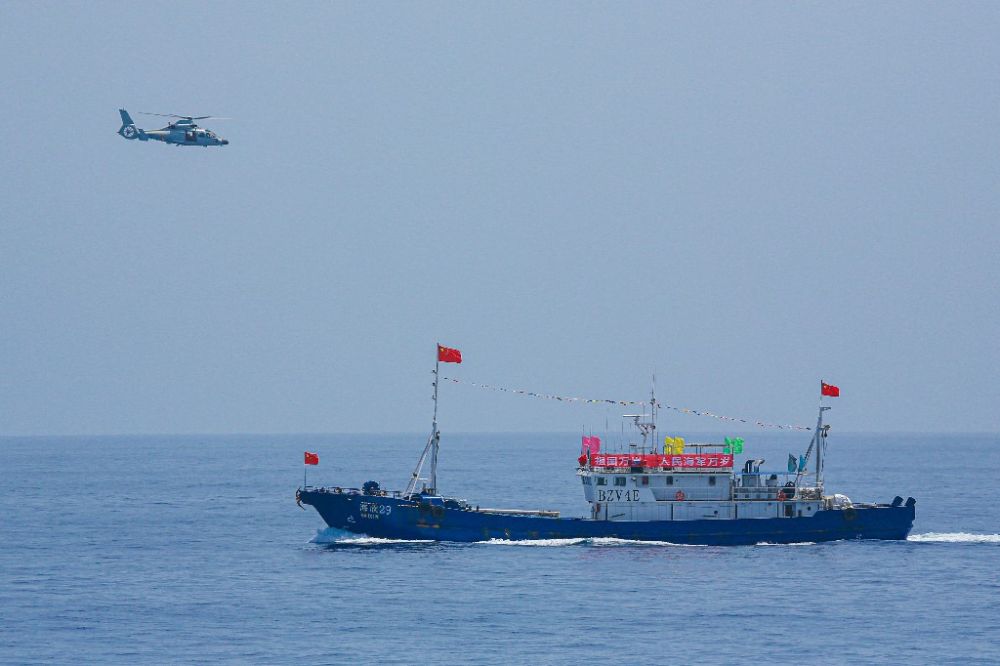 ↑中国舟师第40批护航编队中的舰载直升机在被护船只临近海域巡查申饬（2022年6月4日摄）。新华社发（唐文 摄）