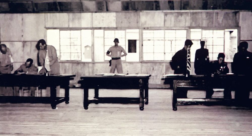 ↑1953年7月27日，《朝鲜停战协定》在板门店强项。新华社发