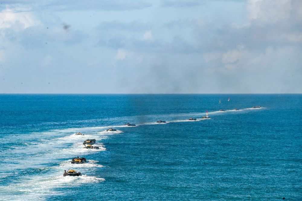 ↑第74集团军某旅“硬骨头六连”官兵驾驶两栖步战车在海上进行实战化教师（2020年8月14日摄）。新华社发（李彬 摄）