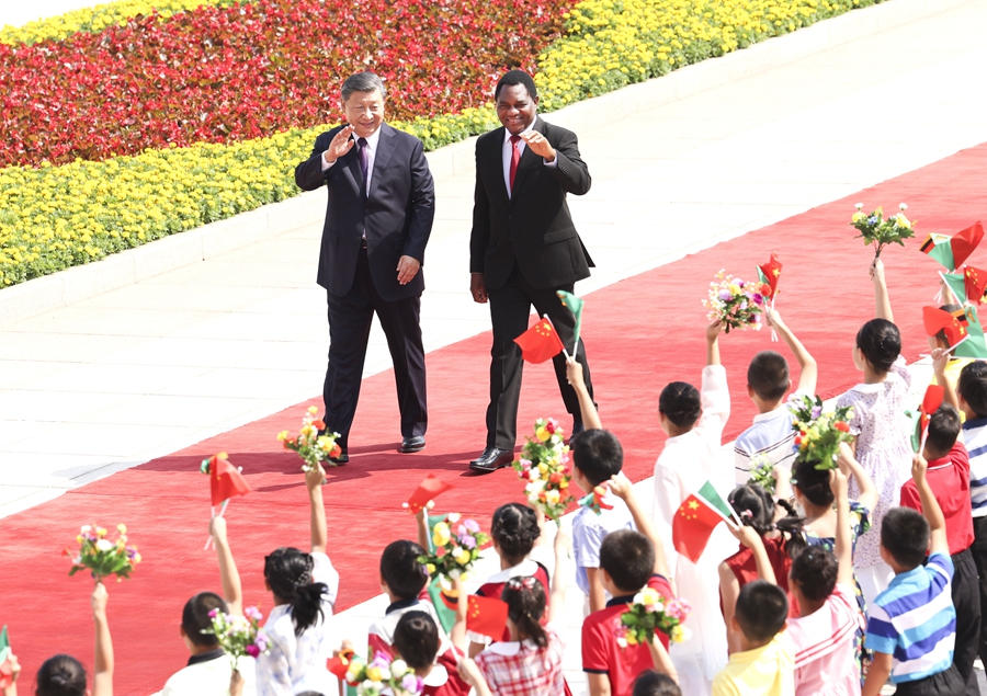 这是会谈前，习近平主席在人民大会堂东门外广场为希奇莱马总统举行欢迎仪式。